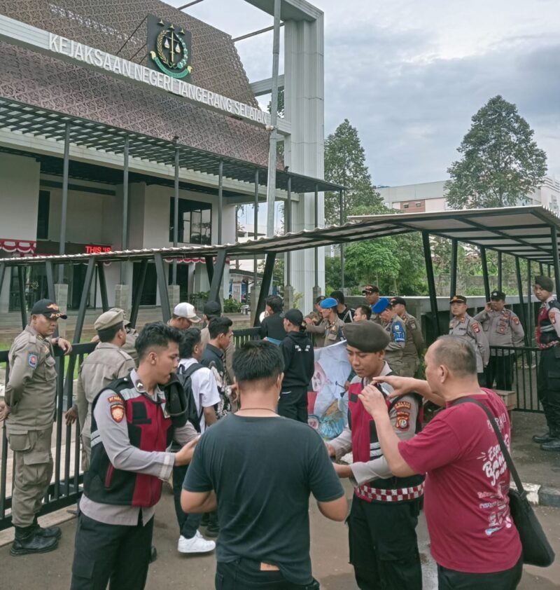 Gerakan Mahasiswa Demokrasi Indonesia saat lakukan aksi unjuk rasa di Kejaksaan Negeri Tangerang Selatan terkait adanya dugaan praktek pungli oleh oknum Satpol PP Tangsel. (Foto: suararealitas.co).