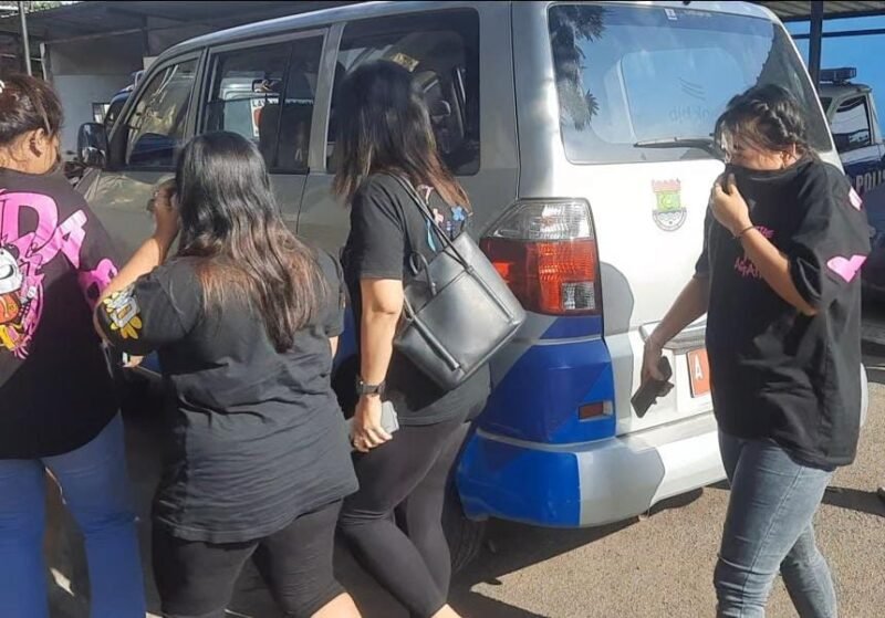 4 orang terduga PSK dan 1 orang diantaranya disinyalir menjadi pengedar minuman keras saat akan digiring ke Dinas Sosial Kabupaten Tangerang. (Foto: suararealitas.co).