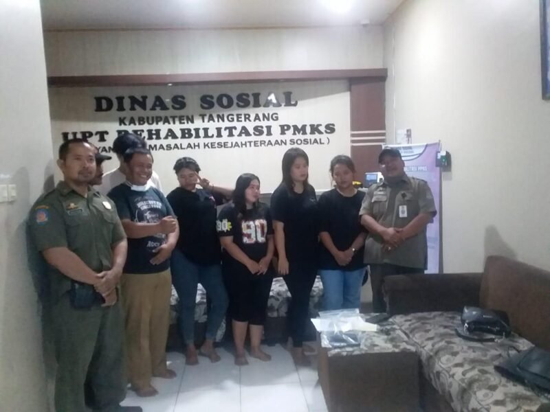 4 terduga pekerja seks komersial (PSK) di Wisma Mas usai diserahkan ke Dinas Sosial Kabupaten Tangerang, kini nasibnya dibebaskan lantaran Mami Penjaja LC diduga lakukan penyuapan kepada oknum pegawai tersebut. (Foto: Istimewa).