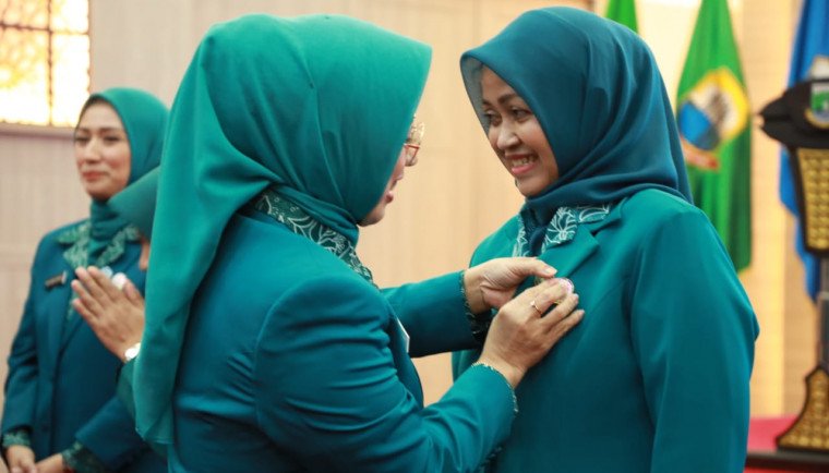 Ketua TP PKK Kabupaten Tangerang, Hj. Rismawati Maesyal Rasyid, menyampaikan rasa syukur atas tanggung jawab dan amanah besar yang diberikan. Pihaknya akan segera berkoordinasi dengan seluruh TP PKK kecamatan untuk merumuskan program dan kegitan yang selaras dengan program-program pemerintah daerah yang telah ditetapkan.(foto:Esklusif,Suara Realitas.co)