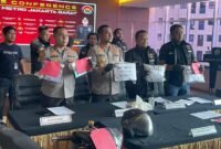 Kapolres Metro Jakarta Barat, Kombespol Twedi Aditya Bennyahdi didampingi Kasat Reskrim AKBP Arfan Zulkan Sipayung dan Kapolsek Tambora Kompol Muhammad Kukuh Islami saat jumpa pers pengungkapan kasus pembunuhan mayat ibu dan anak dalam toren di Tambora, Jakarta Barat. (Foto: suararealitas.co).