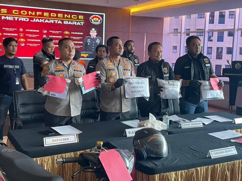 Kapolres Metro Jakarta Barat, Kombespol Twedi Aditya Bennyahdi didampingi Kasat Reskrim AKBP Arfan Zulkan Sipayung dan Kapolsek Tambora Kompol Muhammad Kukuh Islami saat jumpa pers pengungkapan kasus pembunuhan mayat ibu dan anak dalam toren di Tambora, Jakarta Barat. (Foto: suararealitas.co).