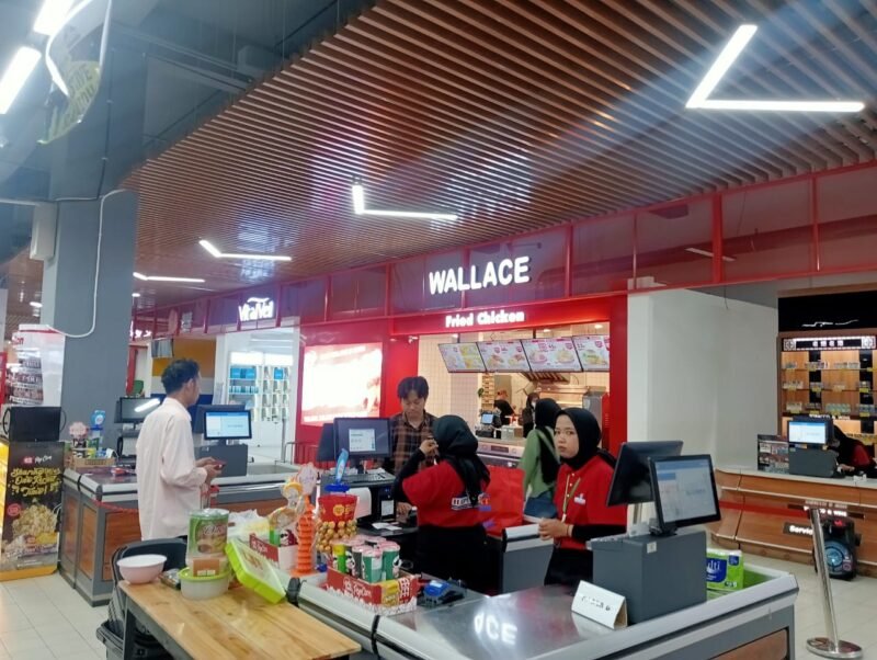 Sewaktu akan melakukan pembayaran di kasir happimart Cengkareng Jakarta barat (foto:Ekslusif:Suararealitas.co)