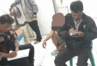Remaja yang diduga gangster bersenjata tajam diringkus warga Sunter Jaya saat sedang dimintai keterangan oleh petugas kepolisian sektor Tanjung Priok di Pos RT.08. (Foto: suararealitas.co/mgh).