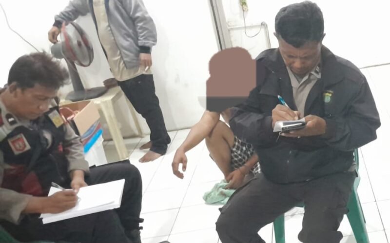 Remaja yang diduga gangster bersenjata tajam diringkus warga Sunter Jaya saat sedang dimintai keterangan oleh petugas kepolisian sektor Tanjung Priok di Pos RT.08. (Foto: suararealitas.co/mgh).
