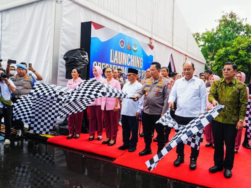 Kapolri Jenderal Polisi Drs. Listyo Sigit Prabowo bersama Menteri Pendidikan Dasar Menengah Abdul Mu’ti, Kepala Badan Gizi Nasional Dadan Hindayana, dan Ketua Yayasan Kemala Bhayangkari Ny. Juliati Sigit Prabowo, meresmikan 20 Satuan Pelayanan Pemenuhan Gizi (SPPG).(foto:istimewa)
