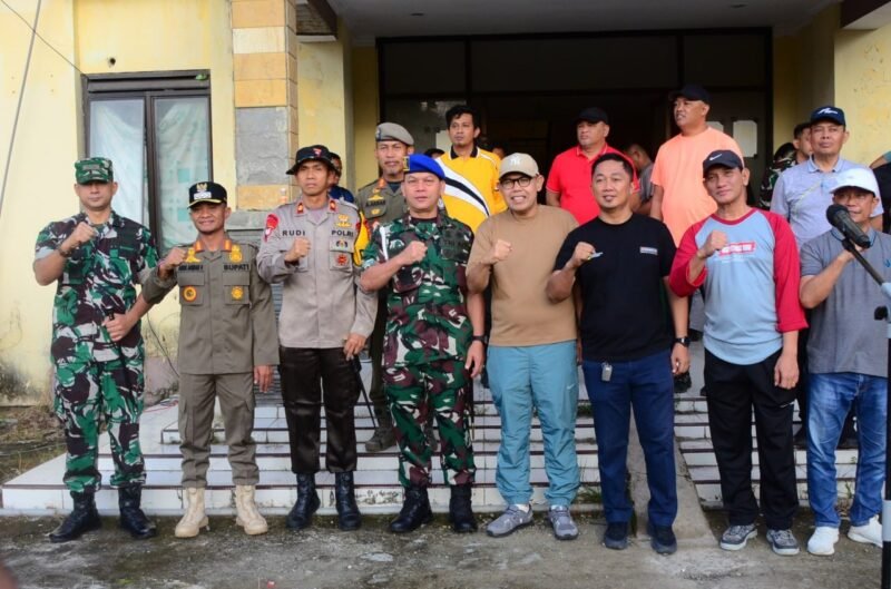 Kodim 1407/Bone bersama Forkopimda Kabupaten Bone usai gelar kerja bakti membersihkan selokan dan sungai. (Foto: Istimewa).