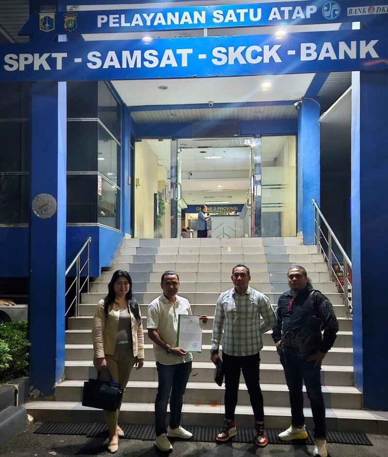 Kuasa hukum korban dari Firma Hukum YNN & Partners saat buat laporan di Polda Metro Jaya, Jumat (28/03/2025). (Foto: suararealitas.co).