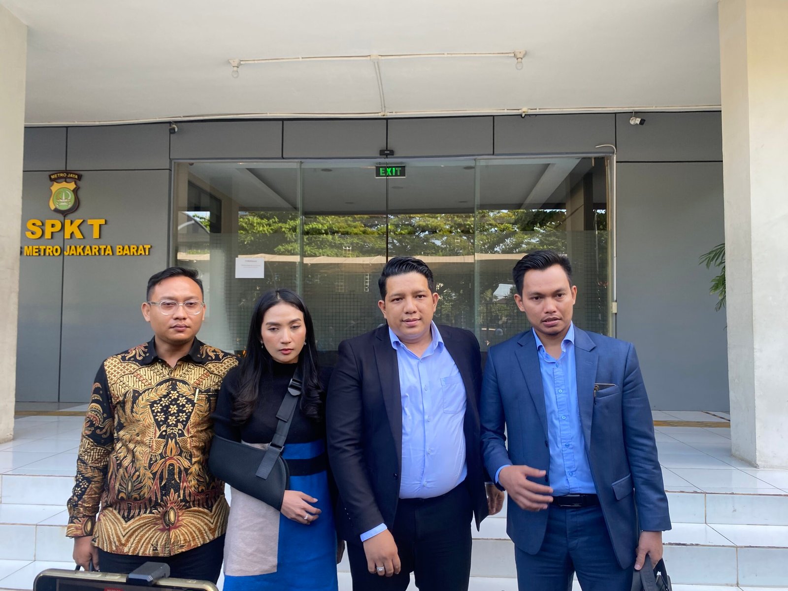 Haposan Sihombing & Partners Gelar Konferensi Pers di Polres Jakarta Barat Terkait KDRT Yang Dilakukan Oleh Seorang Oknum Pengacara (Eks Pengacara Inara Rusli)