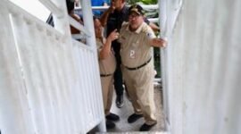 Usai menerima laporan masyarakat hingga viral, Wakil Gubernur (Wagub) DKI Jakarta, Rano Karno saat tinjau langsung pelat besi JPO di Daan Mogot. (Foto: dok. Pemprov DKI Jakarta).