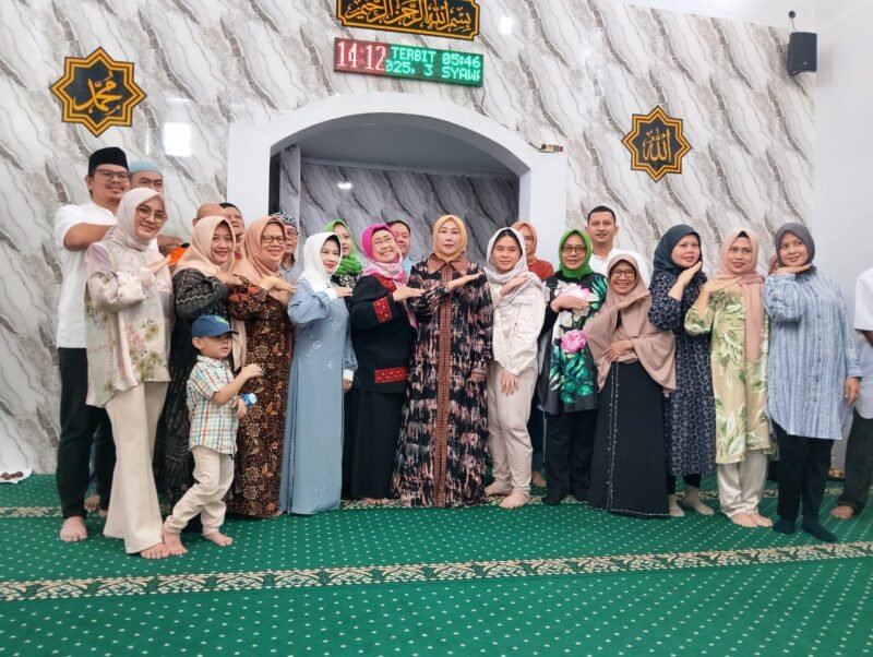 Keluarga besar Almarhum H. Somaatmaja yang mewakafkan tanahnya untuk di bangun Mushola Maulidina di Kuningan, Jawa Barat. (Foto: Istimewa).