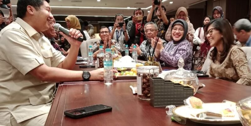 Ketua Umum PWI Pusat, Hendry Ch Bangun dalam pertemuan dengan Menteri Maruarar Sirait, Menteri Komunikasi dan Digital (Komdigi) Meutya Hafidz, Kepala BPS Amalia A. Widyasanti, pimpinan Tapera, dan Direktur BTN, di Kantor Kementerian PKP, Wisma Mandiri, Jakarta, pada Selasa (8/4/2025). (Foto: Istimewa).