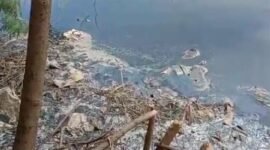 Kondisi terkini air Danau di Pangadegan, Pasar Kemis, Kabupaten Tangerang, pada Selasa (8/4/2025) dini hari yang diduga dicemari dan dijadikan tempat pembuangan limbah B3 oleh oknum yang tidak bertanggung jawab. (Foto: suararealitas.co/CIL).