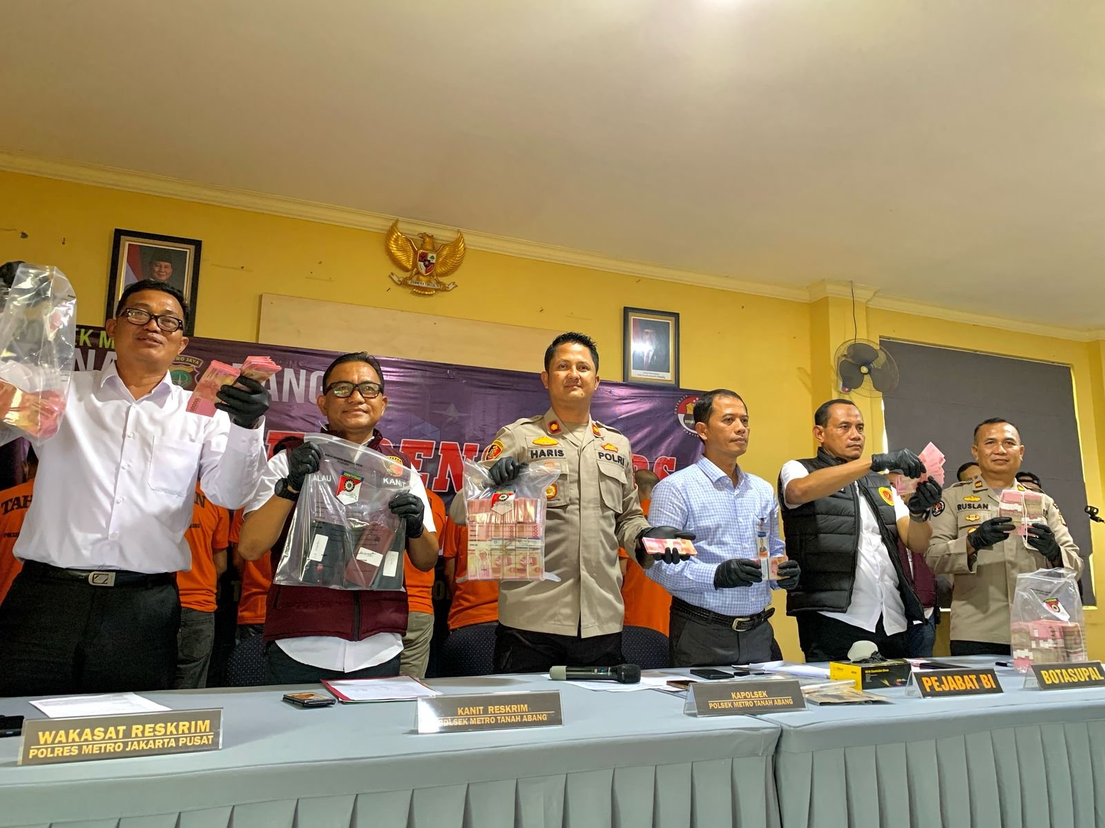 Sindikat Uang Palsu Rp 316 Miliar Terbongkar dalam 3 Hari, 8 Orang Dibekuk