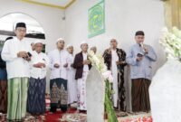 Masyarakat Kedoya saat lakukan tradisi sakral Ziarah Kubro saat 26 Rajab. (Foto: suararealitas.co).