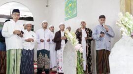 Masyarakat Kedoya saat lakukan tradisi sakral Ziarah Kubro saat 26 Rajab. (Foto: suararealitas.co).