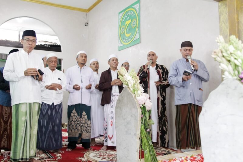 Masyarakat Kedoya saat lakukan tradisi sakral Ziarah Kubro saat 26 Rajab. (Foto: suararealitas.co).