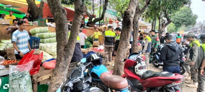 Petugas gabungan saat menertibkan sejumlah lapak pedagang kaki lima liar di Tambora, Jakarta Barat. (Foto: Istimewa).