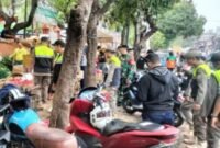Petugas gabungan saat menertibkan sejumlah lapak pedagang kaki lima liar di Tambora, Jakarta Barat. (Foto: Istimewa).
