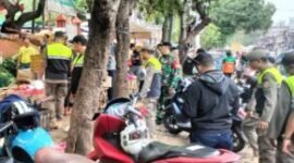 Petugas gabungan saat menertibkan sejumlah lapak pedagang kaki lima liar di Tambora, Jakarta Barat. (Foto: Istimewa).