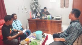 Kelompok kerja (Pokja) wartawan Gunung Kaler berkunjung di kantor Desa Gunung Kaler (Ketua APDESI Kec.gunung Kaler) foto/suarealitas.co