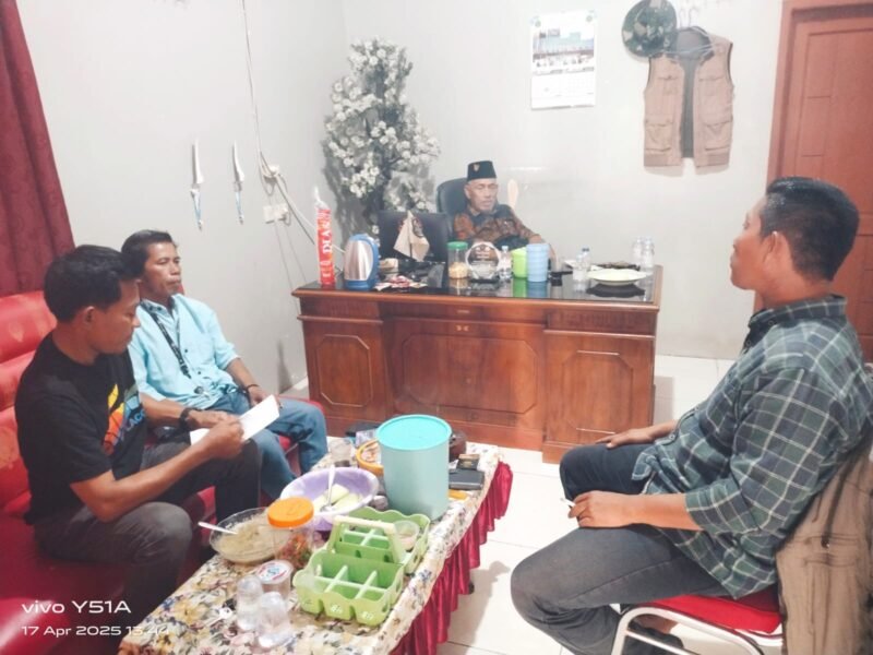 Kelompok kerja (Pokja) wartawan Gunung Kaler berkunjung di kantor Desa Gunung Kaler (Ketua APDESI Kec.gunung Kaler) foto/suarealitas.co