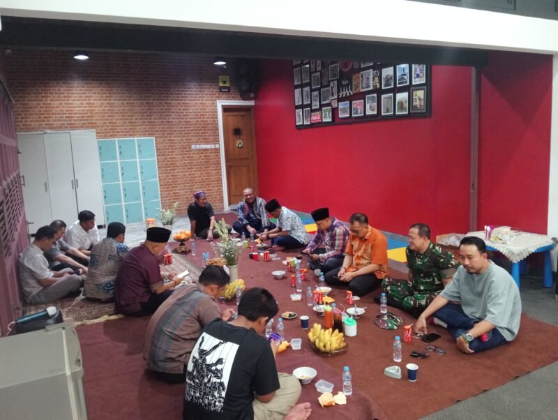 Suasana hangat penuh kekeluargaan mewarnai acara Halal Bihalal Tokoh Pemuda Jakarta Barat, Umar Abdul Aziz. (Foto: Istimewa).