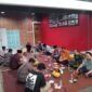 Suasana hangat penuh kekeluargaan mewarnai acara Halal Bihalal Tokoh Pemuda Jakarta Barat, Umar Abdul Aziz. (Foto: Istimewa).