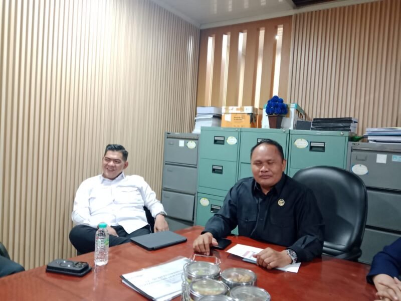 Ketua Komisi I DPRD Kota Tangerang, H. Junaidi saat dikonfirmasi suararealitas.co di ruangan kerjanya. (Foto: suararealitas.co).