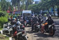Pengemudi kendaraan roda dua di Kawasan Mall Daan Mogot saat melakukan kepatuhan Uji Emisi yang digelar Suku Dinas Lingkungan Hidup Jakarta Barat, dalam rangkaian memperingati Hari Bumi Sedunia 2025. (Foto: suararealitas.co/za).