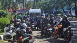 Pengemudi kendaraan roda dua di Kawasan Mall Daan Mogot saat melakukan kepatuhan Uji Emisi yang digelar Suku Dinas Lingkungan Hidup Jakarta Barat, dalam rangkaian memperingati Hari Bumi Sedunia 2025. (Foto: suararealitas.co/za).