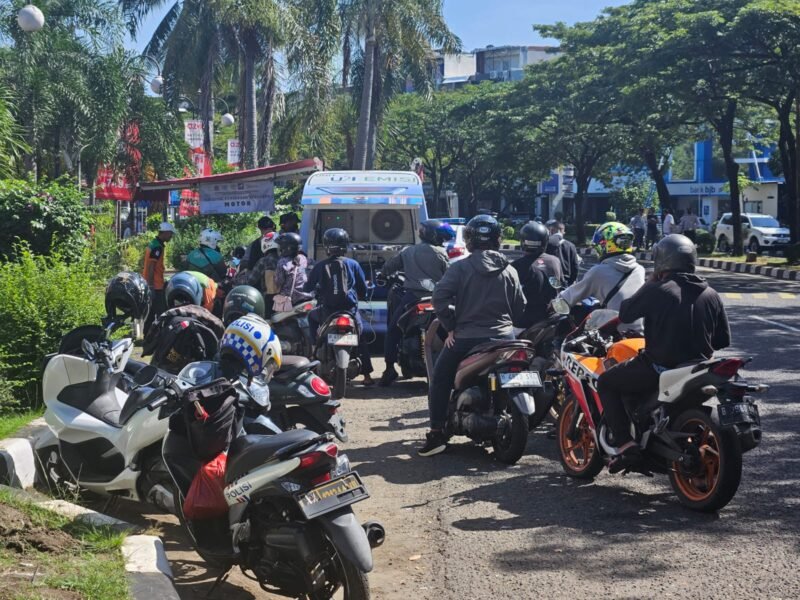 Pengemudi kendaraan roda dua di Kawasan Mall Daan Mogot saat melakukan kepatuhan Uji Emisi yang digelar Suku Dinas Lingkungan Hidup Jakarta Barat, dalam rangkaian memperingati Hari Bumi Sedunia 2025. (Foto: suararealitas.co/za).
