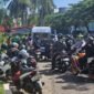 Pengemudi kendaraan roda dua di Kawasan Mall Daan Mogot saat melakukan kepatuhan Uji Emisi yang digelar Suku Dinas Lingkungan Hidup Jakarta Barat, dalam rangkaian memperingati Hari Bumi Sedunia 2025. (Foto: suararealitas.co/za).