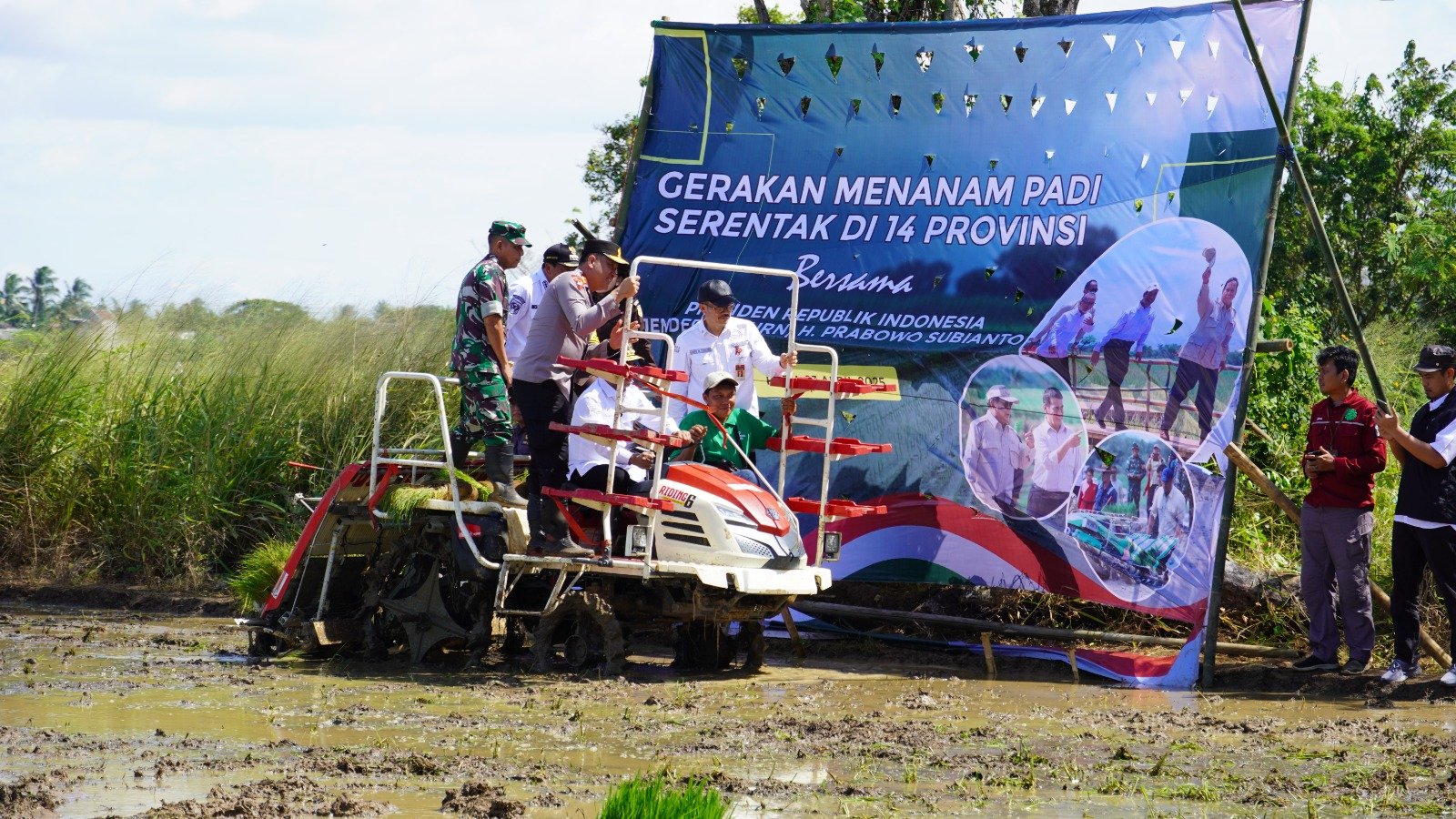 Kawal Tanam Padi Serentak: Kodim 0510 Tegaskan Komitmen Swasembada Pangan