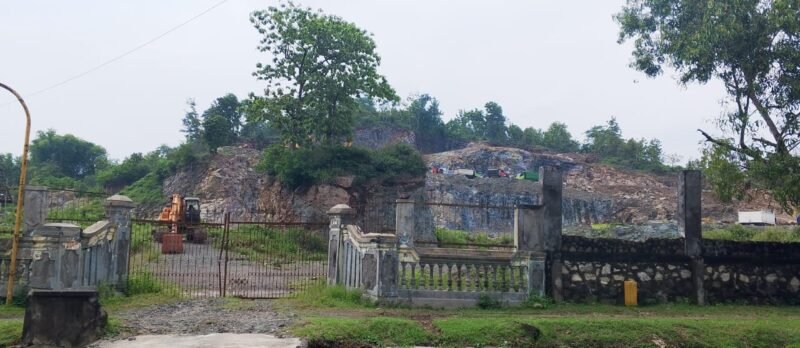 Pemandangan aktifitas galian C di Sukoharjo, Jawa Tengah diduga kuat tak kantongi izin berjalan bebas tanpa hambatan. (Foto: Ekslusif suararealitas.co/saefulloh).