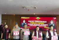 Polres Metro Jakarta Barat hadirkan Aktor Fachri Albar saat konferensi pers, Kamis (24/4/2025) yang ditangkap untuk ketiga kalinya karena konsumsi narkoba. (Foto: suararealitas.co).