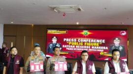 Polres Metro Jakarta Barat hadirkan Aktor Fachri Albar saat konferensi pers, Kamis (24/4/2025) yang ditangkap untuk ketiga kalinya karena konsumsi narkoba. (Foto: suararealitas.co).
