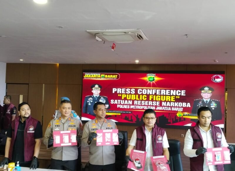Polres Metro Jakarta Barat hadirkan Aktor Fachri Albar saat konferensi pers, Kamis (24/4/2025) yang ditangkap untuk ketiga kalinya karena konsumsi narkoba. (Foto: suararealitas.co).