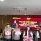 Polres Metro Jakarta Barat hadirkan Aktor Fachri Albar saat konferensi pers, Kamis (24/4/2025) yang ditangkap untuk ketiga kalinya karena konsumsi narkoba. (Foto: suararealitas.co).