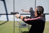 Pangdam IX/Udayana, Mayjen TNI Piek Budyakto saat mengasah kemampuan menembak senjata pistol. (Foto: suararealitas.co).