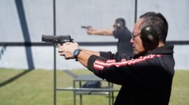 Pangdam IX/Udayana, Mayjen TNI Piek Budyakto saat mengasah kemampuan menembak senjata pistol. (Foto: suararealitas.co).