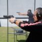 Pangdam IX/Udayana, Mayjen TNI Piek Budyakto saat mengasah kemampuan menembak senjata pistol. (Foto: suararealitas.co).