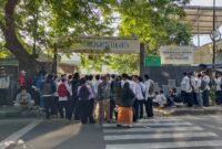 Kegiatan belajar mengajar SMK PGRI 24 Jakarta tertunda lantaran pagar sekolah di gembok oleh oknum yang mengaku sebagai ahli waris. (Foto: suararealitas.co).