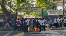 Kegiatan belajar mengajar SMK PGRI 24 Jakarta tertunda lantaran pagar sekolah di gembok oleh oknum yang mengaku sebagai ahli waris. (Foto: suararealitas.co).