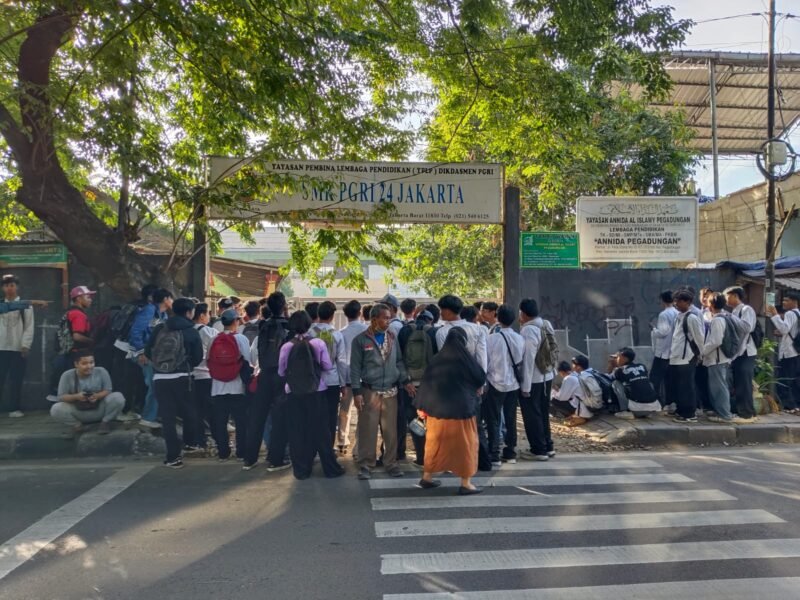 Kegiatan belajar mengajar SMK PGRI 24 Jakarta tertunda lantaran pagar sekolah di gembok oleh oknum yang mengaku sebagai ahli waris. (Foto: suararealitas.co).