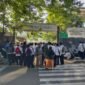 Kegiatan belajar mengajar SMK PGRI 24 Jakarta tertunda lantaran pagar sekolah di gembok oleh oknum yang mengaku sebagai ahli waris. (Foto: suararealitas.co).