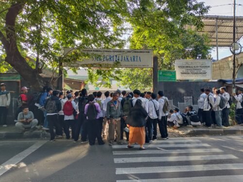 Pagar SMK PGRI 24 Jakarta Digembok Gegara Korban Sengketa, KBM Tertunda