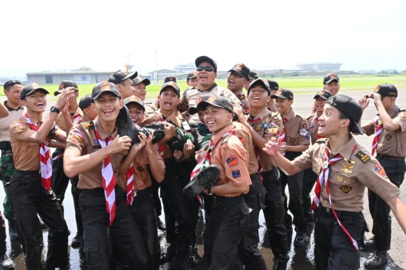 Antusiasnya para generasi muda dalam membentuk disiplin dan berkarakter melalui Pelatihan Baris-Berbaris (PBB) yang digelar oleh Lanud Husein Sastranegara. (Foto: Istimewa).