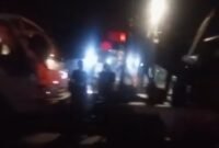 Petugas saat mengevakuasi truk terguling di tanjakan Pesing arah Grogol, Jakarta Barat. (Foto: dok. Screenshoot/Ist).