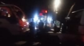 Petugas saat mengevakuasi truk terguling di tanjakan Pesing arah Grogol, Jakarta Barat. (Foto: dok. Screenshoot/Ist).